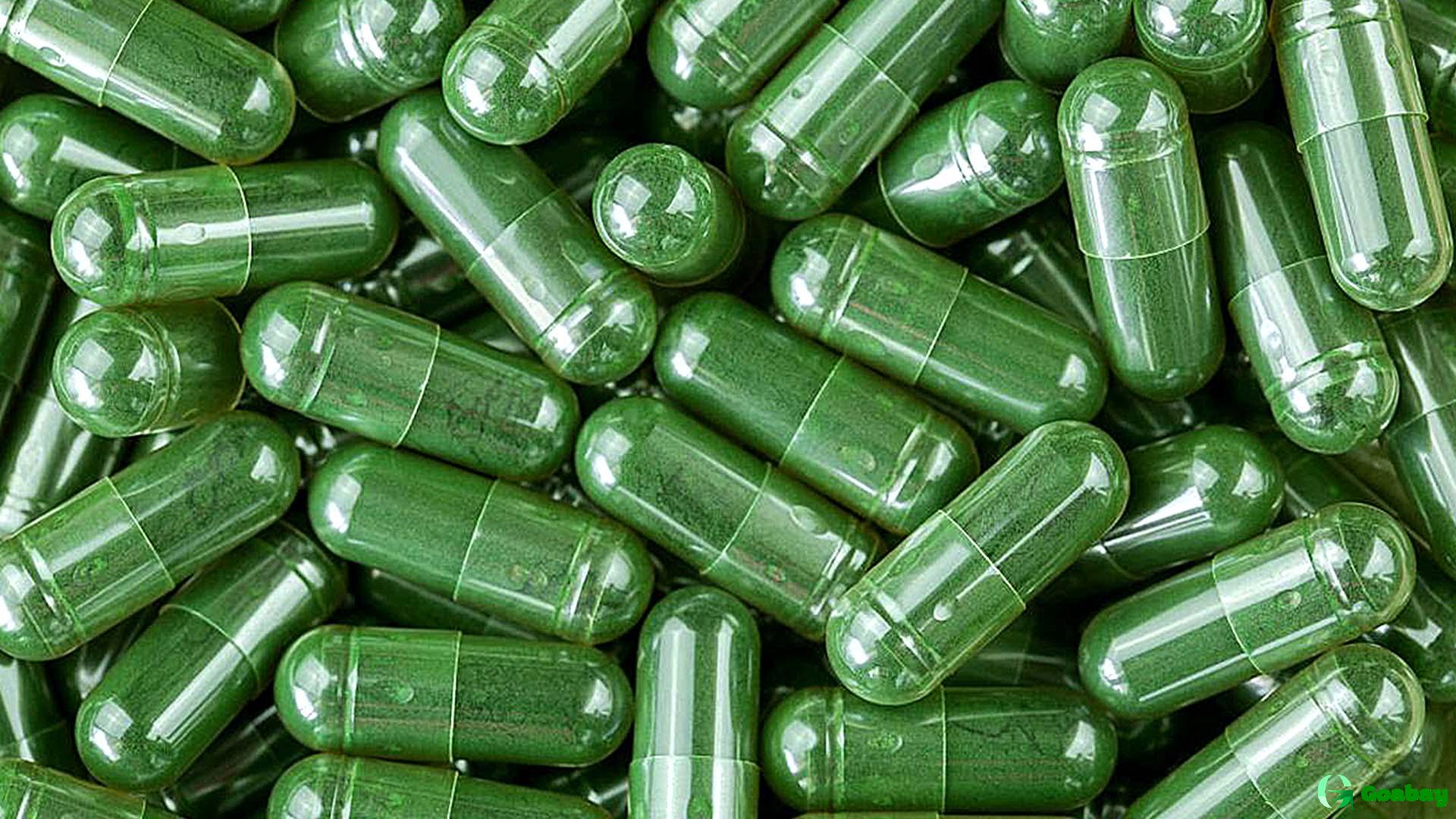 Спирулина селен. Зеленые капсулы. Спирулина капсулы. Прозрачные зеленые капсулы. Зеленые капсулы таблетки.